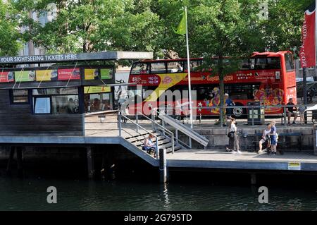 Kopenhagen, Dänemark. 12.Juli 2021, Tourista RE bck in Kopenhagen bereit für Bootskanal Curising Youris mit dem Bus in der dänischen Hauptstadt zu sehen. (Phot Stockfoto