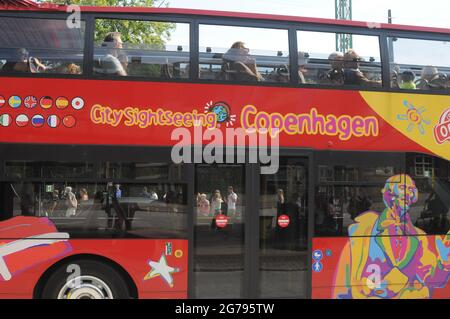 Kopenhagen, Dänemark. 12.Juli 2021, Tourista RE bck in Kopenhagen bereit für Bootskanal Curising Youris mit dem Bus in der dänischen Hauptstadt zu sehen. (Phot Stockfoto