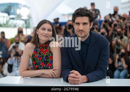 Laetitia Casta und Louis Garrel nahmen am 11. Juli 2021 an der La Croisade Photocall im Rahmen der 74. Internationalen Filmfestspiele von Cannes in Cannes, Frankreich, Teil. Foto von Aurore Marechal/ABACAPRESS.COM Stockfoto