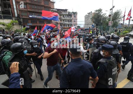 Kathmandu, NE, Nepal. Juli 2021. Anhänger von Premierminister K.P Sharma Oli nehmen an einem Protest Teil, nachdem der Oberste Gerichtshof das Repräsentantenhaus, das Premierminister Oli am 22. Mai in Kathmandu, Nepal, am 12. Juli 2021 aufgelöst hatte, wieder eingesetzt hatte. Quelle: Aryan Dhimal/ZUMA Wire/Alamy Live News Stockfoto