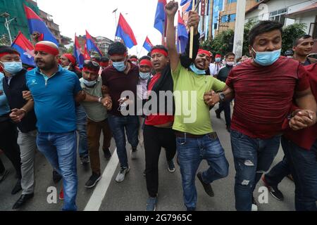 Kathmandu, NE, Nepal. Juli 2021. Anhänger von Premierminister K.P Sharma Oli nehmen an einem Protest Teil, nachdem der Oberste Gerichtshof das Repräsentantenhaus, das Premierminister Oli am 22. Mai in Kathmandu, Nepal, am 12. Juli 2021 aufgelöst hatte, wieder eingesetzt hatte. Quelle: Aryan Dhimal/ZUMA Wire/Alamy Live News Stockfoto