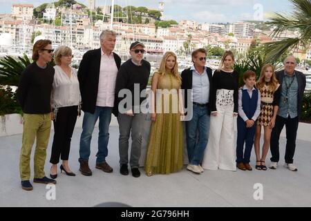 11. Juli 2021, CANNES, Frankreich: Katheryn Winnick, Sean Penn, Dylan Penn, Beckam Crawford und Jadyn Rylee nehmen am „Flag Day“-Fotofilm während der 74. Jährlichen Filmfestspiele von Cannes am 11. Juli 2021 in Cannes, Frankreich, Teil. (Bild: © Frederick InjimbertZUMA Wire) Stockfoto