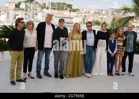 11. Juli 2021, CANNES, Frankreich: Katheryn Winnick, Sean Penn, Dylan Penn, Beckam Crawford und Jadyn Rylee nehmen am „Flag Day“-Fotofilm während der 74. Jährlichen Filmfestspiele von Cannes am 11. Juli 2021 in Cannes, Frankreich, Teil. (Bild: © Frederick InjimbertZUMA Wire) Stockfoto