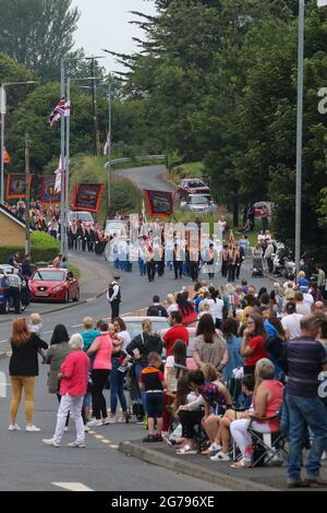 Magheralin, County Down, Nordirland, Großbritannien. Juli 2021. Der zwölfte Juli war von dieser Parade des Oranienordens im Dorf Magheralin geprägt. Dreizehn Lodges und drei Bands aus dem Lower Iveagh West District marschierten in einer von rund hundert Paraden durch Nordirland. In diesem Jahr fanden kleinere lokale Paraden statt, um das anhaltende Risiko von Covid 19 durch die normalen, viel größeren Zusammenkünfte zu minimieren. Die Paraden in Nordirland markieren den Sieg von Wilhelm von Oranien über James in der Schlacht von Boyne im Jahr 1690. Kredit: CAZIMB/Alamy Live Nachrichten. Stockfoto