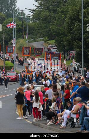 Magheralin, County Down, Nordirland, Großbritannien. Juli 2021. Der zwölfte Juli war von dieser Parade des Oranienordens im Dorf Magheralin geprägt. Dreizehn Lodges und drei Bands aus dem Lower Iveagh West District marschierten in einer von rund hundert Paraden durch Nordirland. In diesem Jahr fanden kleinere lokale Paraden statt, um das anhaltende Risiko von Covid 19 durch die normalen, viel größeren Zusammenkünfte zu minimieren. Die Paraden in Nordirland markieren den Sieg von Wilhelm von Oranien über James in der Schlacht von Boyne im Jahr 1690. Kredit: CAZIMB/Alamy Live Nachrichten. Stockfoto