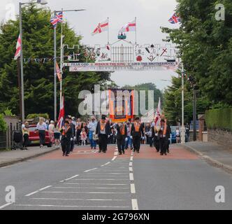 Magheralin, County Down, Nordirland, Großbritannien. Juli 2021. Der zwölfte Juli war von dieser Parade des Oranienordens im Dorf Magheralin geprägt. Dreizehn Lodges und drei Bands aus dem Lower Iveagh West District marschierten in einer von rund hundert Paraden durch Nordirland. In diesem Jahr fanden kleinere lokale Paraden statt, um das anhaltende Risiko von Covid 19 durch die normalen, viel größeren Zusammenkünfte zu minimieren. Die Paraden in Nordirland markieren den Sieg von Wilhelm von Oranien über James in der Schlacht von Boyne im Jahr 1690. Kredit: CAZIMB/Alamy Live Nachrichten. Stockfoto