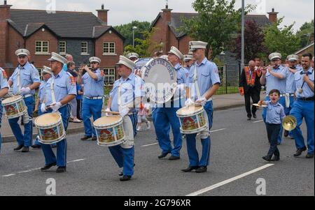 Magheralin, County Down, Nordirland, Großbritannien. Juli 2021. Der zwölfte Juli war von dieser Parade des Oranienordens im Dorf Magheralin geprägt. Dreizehn Lodges und drei Bands aus dem Lower Iveagh West District marschierten in einer von rund hundert Paraden durch Nordirland. In diesem Jahr fanden kleinere lokale Paraden statt, um das anhaltende Risiko von Covid 19 durch die normalen, viel größeren Zusammenkünfte zu minimieren. Die Paraden in Nordirland markieren den Sieg von Wilhelm von Oranien über James in der Schlacht von Boyne im Jahr 1690. Kredit: CAZIMB/Alamy Live Nachrichten. Stockfoto