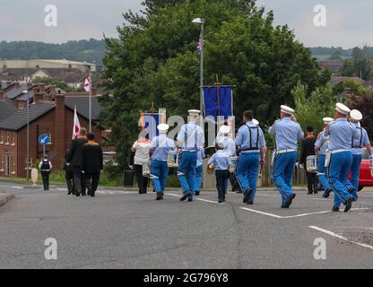 Magheralin, County Down, Nordirland, Großbritannien. Juli 2021. Der zwölfte Juli war von dieser Parade des Oranienordens im Dorf Magheralin geprägt. Dreizehn Lodges und drei Bands aus dem Lower Iveagh West District marschierten in einer von rund hundert Paraden durch Nordirland. In diesem Jahr fanden kleinere lokale Paraden statt, um das anhaltende Risiko von Covid 19 durch die normalen, viel größeren Zusammenkünfte zu minimieren. Die Paraden in Nordirland markieren den Sieg von Wilhelm von Oranien über James in der Schlacht von Boyne im Jahr 1690. Kredit: CAZIMB/Alamy Live Nachrichten. Stockfoto