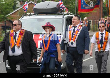 Magheralin, County Down, Nordirland, Großbritannien. Juli 2021. Der zwölfte Juli war von dieser Parade des Oranienordens im Dorf Magheralin geprägt. Dreizehn Lodges und drei Bands aus dem Lower Iveagh West District marschierten in einer von rund hundert Paraden durch Nordirland. In diesem Jahr fanden kleinere lokale Paraden statt, um das anhaltende Risiko von Covid 19 durch die normalen, viel größeren Zusammenkünfte zu minimieren. Die Paraden in Nordirland markieren den Sieg von Wilhelm von Oranien über James in der Schlacht von Boyne im Jahr 1690. Kredit: CAZIMB/Alamy Live Nachrichten. Stockfoto