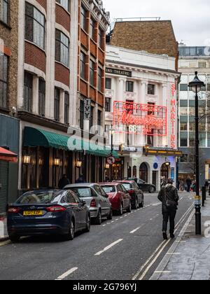 Londons Theaterviertel West End. Das Restaurant Ivy, das zum St. Martin's Theatre führt, mit „The Mousetrap“ in Produktion. Stockfoto