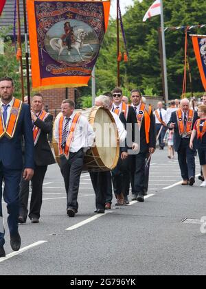 Magheralin, County Down, Nordirland, Großbritannien. Juli 2021. Der zwölfte Juli war von dieser Parade des Oranienordens im Dorf Magheralin geprägt. Dreizehn Lodges und drei Bands aus dem Lower Iveagh West District marschierten in einer von rund hundert Paraden durch Nordirland. In diesem Jahr fanden kleinere lokale Paraden statt, um das anhaltende Risiko von Covid 19 durch die normalen, viel größeren Zusammenkünfte zu minimieren. Die Paraden in Nordirland markieren den Sieg von Wilhelm von Oranien über James in der Schlacht von Boyne im Jahr 1690. Kredit: CAZIMB/Alamy Live Nachrichten. Stockfoto