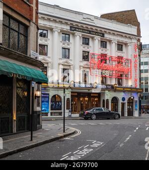 Londons Theaterviertel West End. Das Restaurant Ivy, das zum St. Martin's Theatre führt, mit „The Mousetrap“ in Produktion. Stockfoto