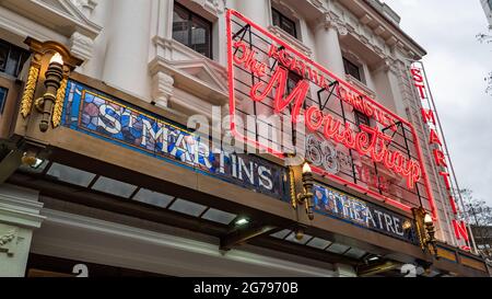 St. Martin's Theatre, London, mit Beschilderung für die am längsten laufende Bühnenshow, Agatha Christies 'The Mousetrap', noch nach 60 Jahren in Produktion. Stockfoto