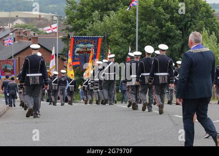 Magheralin, County Down, Nordirland, Großbritannien. Juli 2021. Der zwölfte Juli war von dieser Parade des Oranienordens im Dorf Magheralin geprägt. Dreizehn Lodges und drei Bands aus dem Lower Iveagh West District marschierten in einer von rund hundert Paraden durch Nordirland. In diesem Jahr fanden kleinere lokale Paraden statt, um das anhaltende Risiko von Covid 19 durch die normalen, viel größeren Zusammenkünfte zu minimieren. Die Paraden in Nordirland markieren den Sieg von Wilhelm von Oranien über James in der Schlacht von Boyne im Jahr 1690. Kredit: CAZIMB/Alamy Live Nachrichten. Stockfoto