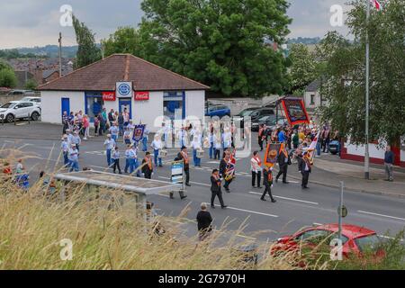 Magheralin, County Down, Nordirland, Großbritannien. Juli 2021. Der zwölfte Juli war von dieser Parade des Oranienordens im Dorf Magheralin geprägt. Dreizehn Lodges und drei Bands aus dem Lower Iveagh West District marschierten in einer von rund hundert Paraden durch Nordirland. In diesem Jahr fanden kleinere lokale Paraden statt, um das anhaltende Risiko von Covid 19 durch die normalen, viel größeren Zusammenkünfte zu minimieren. Die Paraden in Nordirland markieren den Sieg von Wilhelm von Oranien über James in der Schlacht von Boyne im Jahr 1690. Kredit: CAZIMB/Alamy Live Nachrichten. Stockfoto