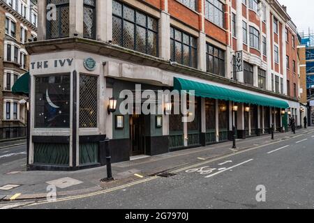 The Ivy, London. Ein exklusives Restaurant, das bei Prominenten und Medienkünstlern beliebt ist und sich im Herzen des Londoner Theaterviertels West End befindet. Stockfoto