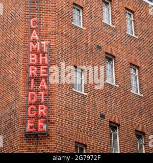 Cambridge Theatre, London. Die Außenbeschilderung auf der Rückseite eines Theaters im Herzen des Londoner West End-Theaterviertels. Stockfoto