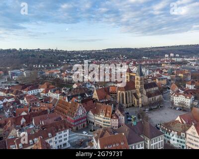 Europa, Deutschland, Baden-Württemberg, Esslingen, Luftaufnahme der Altstadt von Esslingen mit dem alten Rathaus, Rathausplatz und der Stadtkirche St. Dionys Stockfoto