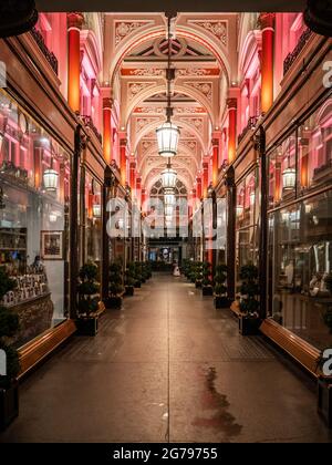 Burlington Arcade, London. Ein leerer Blick auf die exklusive und historische Einkaufspassage im Herzen von Londons exklusiverer Einkaufsgegend. Stockfoto