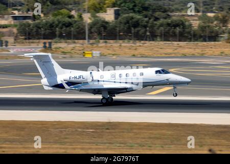 Private Embraer EMB-505 Phenom 300 (REG: F-HJFL) Landebahn 31 am Morgen. Stockfoto