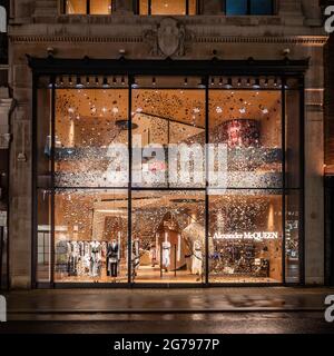 The Alexander McQueen Fashion Store, Bond Street, London. Die extravagante façade der legendären Modemarke im exklusiven Londoner Einkaufsviertel. Stockfoto