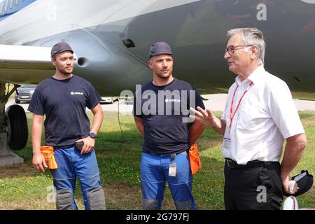 Hamburg, Deutschland. Juli 2021. Zwei Auszubildende stehen neben Rolf Klaus Peters, Mitglied der Freunde des Museumsflugzeugs VFW614, während einer Presseveranstaltung im Airbus-Werk. Die VFW614 startete vor 50 Jahren - am 14. Juli 1971 - zu ihrem Erstflug in Bremen. Das Flugzeug gilt nach dem Zweiten Weltkrieg als technologischer Meilenstein im Flugzeugbau in Deutschland. Kredit: Luise Evers/dpa/Alamy Live Nachrichten Stockfoto