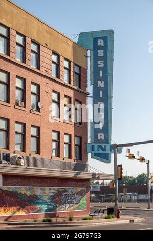 Medicine hat, Alberta - 11. Juli 2021: Außenansicht des alten Assiniboia Inn in der Innenstadt von Medicince hat. Stockfoto