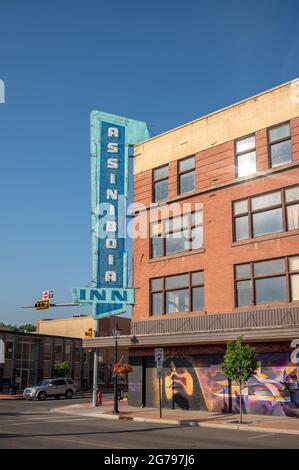 Medicine hat, Alberta - 11. Juli 2021: Außenansicht des alten Assiniboia Inn in der Innenstadt von Medicince hat. Stockfoto