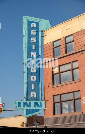 Medicine hat, Alberta - 11. Juli 2021: Außenansicht des alten Assiniboia Inn in der Innenstadt von Medicince hat. Stockfoto