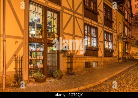 Deutschland, Sachsen-Anhalt, Quedlinburg, Fassade Fachwerkhaus am Finkenherdplatz am Abend Stockfoto