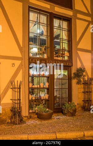 Deutschland, Sachsen-Anhalt, Quedlinburg, Fassade Fachwerkhaus am Finkenherdplatz am Abend Stockfoto