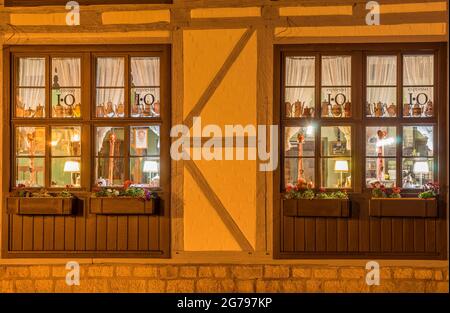 Deutschland, Sachsen-Anhalt, Quedlinburg, Fassade Fachwerkhaus am Finkenherdplatz am Abend Stockfoto