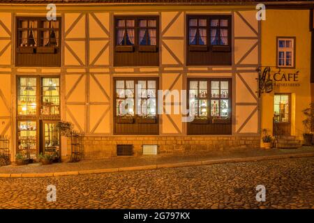 Deutschland, Sachsen-Anhalt, Quedlinburg, Fassade Fachwerkhaus am Finkenherdplatz am Abend Stockfoto