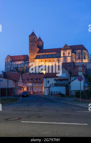 Deutschland, Sachsen-Anhalt, Quedlinburg, Stiftskirche & Schloss am Abend Stockfoto