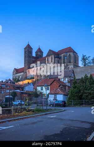 Deutschland, Sachsen-Anhalt, Quedlinburg, Stiftskirche & Schloss am Abend Stockfoto