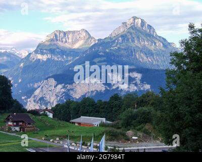 Vierwaldstättersee, Schweiz: 10. August 2005: Blick auf einen großen Felsberg in der Schweiz mit einigen Wolken über dem Gipfel Stockfoto