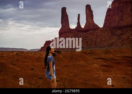 Ein kaukasisches Mädchen, 15-20 Jahre, in Monument Valley, Utah, USA Stockfoto