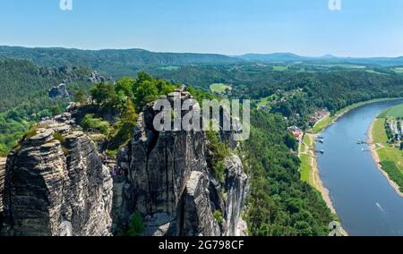 Die Bastei ist eine Felsformation mit Aussichtsplattform in der Sächsischen Schweiz am rechten Elbufer im Bereich der Gemeinde Lohmen. Es ist eine der beliebtesten Touristenattraktionen in der Sächsischen Schweiz. Blick von der Bastion Stockfoto