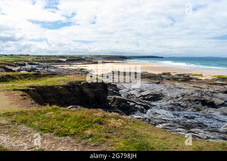 Booby's Bay, North Corwall, Großbritannien mit Surfern in der Ferne Stockfoto