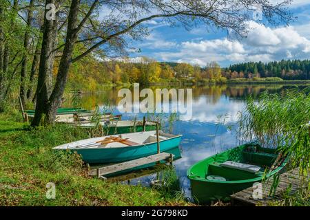 Deutschland, Baden-Württemberg, Illmensee, Ruschweiler, Fischerboote auf dem Ruschweiler See. Der See befindet sich im FFH-Gebiet 8122-342 'Pfrunger Ried und Seen bei Illmensee'. Im Naturschutzgebiet liegt das eiszeitliche Seeplateau mit dem Illmensee, dem Ruschweiler See und dem Volzer See. Stockfoto