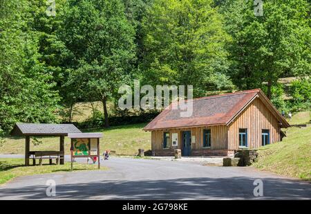 Deutschland, Hessen, Rothenberg. Das neue Ausstellungsgebäude des Wasserreservoirs Rothenberger am neuen Standort im Finkenbachtal beim Hämerichsbrunnen ersetzt das alte Pumpenhaus, dessen Pumpensystem hier nach umfangreicher Restaurierung besichtigt werden kann. Stockfoto