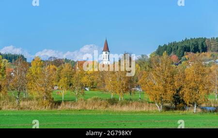 Deutschland, Baden-Württemberg, Illmensee, Blick nach Kath. Pfarrkirche Mariä Himmelfahrt. Stockfoto