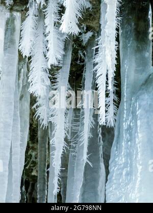 Eiszapfen mit Reifrost auf einem Tuffstein am Märzenbach bei Reutlingen-Mittelstadt Stockfoto