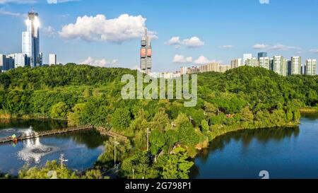 Guiyang. Juli 2021. Luftaufnahme vom 7. Juli 2021 zeigt die Landschaft des Guanshanhu Parks in der Stadt Guiyang, südwestlich der chinesischen Provinz Guizhou. Quelle: Yang Wenbin/Xinhua/Alamy Live News Stockfoto