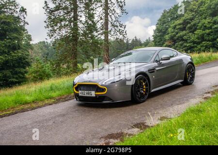 2014 grau Aston Martin S V12 7-Gang-Automatik, 5935ccm Benzin 2dr Limousine unterwegs KLMC The Cars The Star Show in Holker Hall & Gardens, Grange-over-Sands, Großbritannien Stockfoto