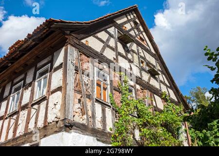 Ummerstadt ist (2019) die kleinste Stadt Thüringens. Die historische Altstadt von Ummerstadt, in der sich viele Fachwerkhäuser befinden, ist ein denkmalgeschütztes Gebäude. Einige der Häuser sind jedoch renovierungsbedürftig. Stockfoto