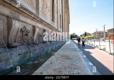 assisi, italien juli 11 2021:Kathedrale von santa maria degli angeli die Brunnen und Touristen Stockfoto