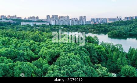 Guiyang. Juli 2021. Luftaufnahme vom 7. Juli 2021 zeigt die Landschaft des Guanshanhu Parks in der Stadt Guiyang, südwestlich der chinesischen Provinz Guizhou. Quelle: Yang Wenbin/Xinhua/Alamy Live News Stockfoto