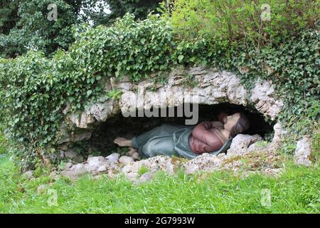 Kalvarienberg Bad Tölz, 'Sleeping Younger', 1773 vom Tölzer Bildhauer Joseph Anton Fröhlich geschaffen Stockfoto