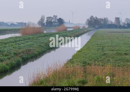 Eindrücke einer Frühjahrswanderung bei Sonnenaufgang und Nebel in Südholland in der Region Alblasserwaard Vijfheerenlanden bei Kinderdijk Stockfoto